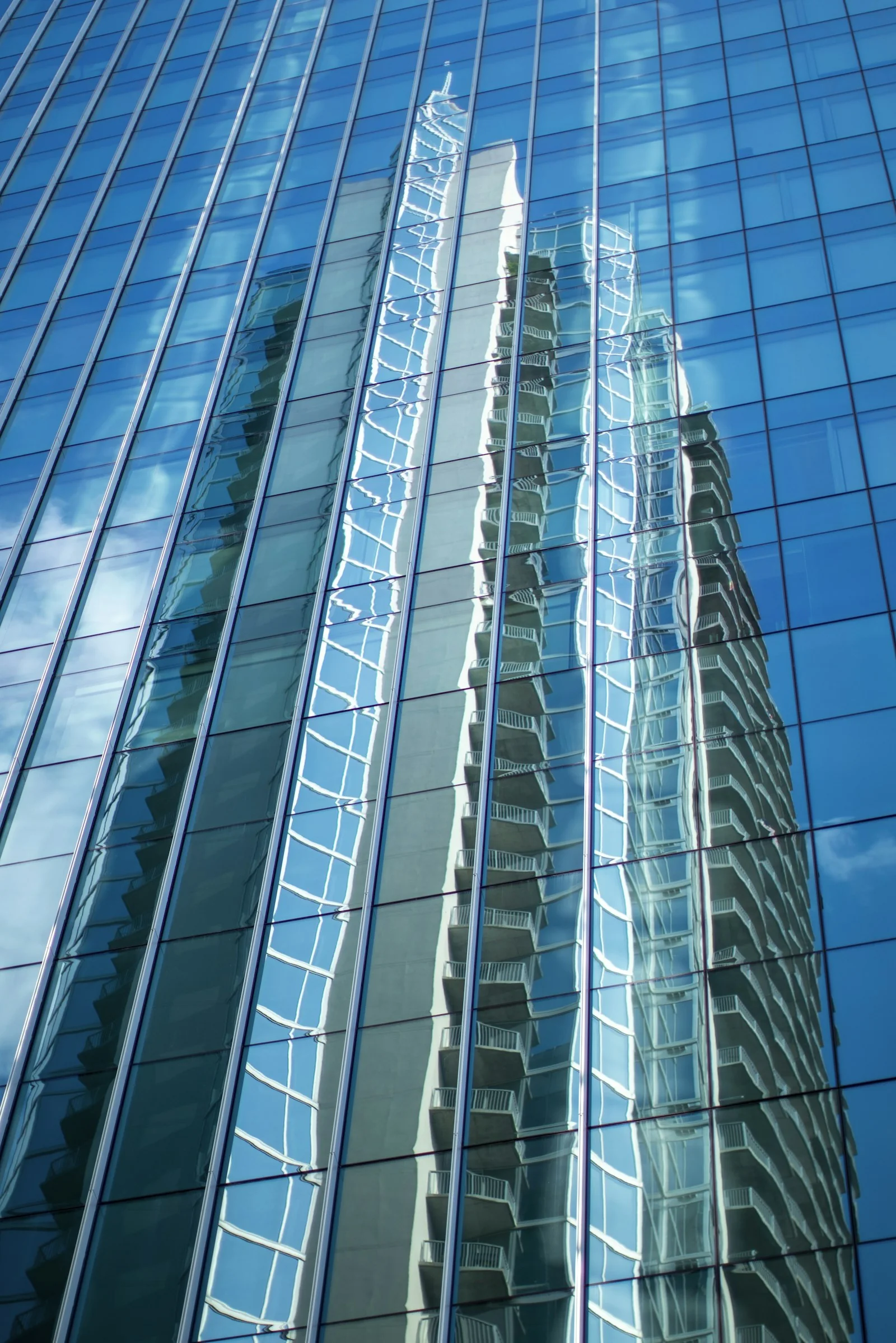 Detalle de una torre con ventanas y fachada de vidrio