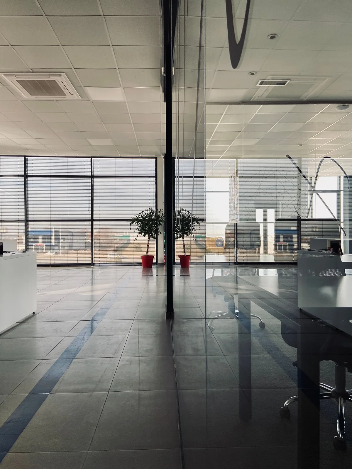Interior de oficina con ventanas y divisiones de vidrio
